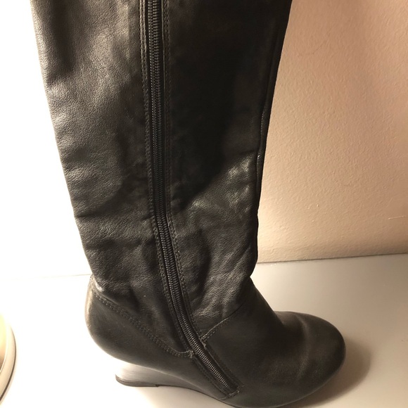 Kenneth Cole knee high wedge boots with curved zipper. Size 6. - Picture 7 of 7